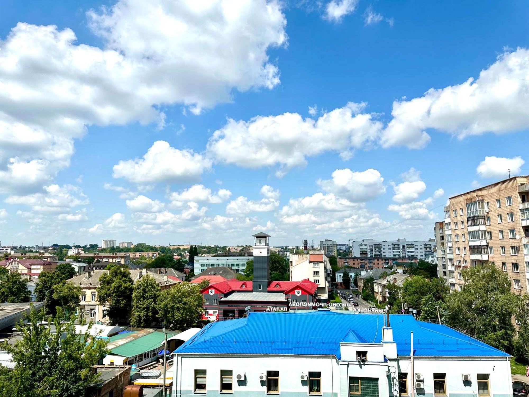 Modern Apartments With A Coffee Machine In The City Center, A View Of The City Rivne Extérieur photo