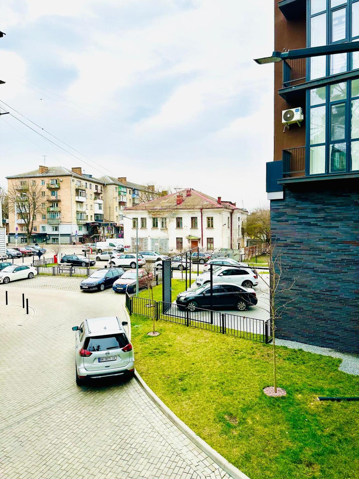 Modern Apartments With A Coffee Machine In The City Center, A View Of The City Rivne Extérieur photo
