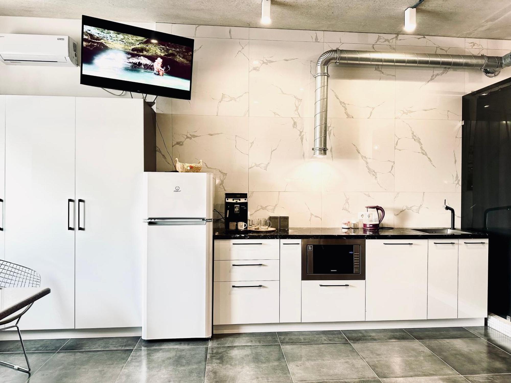 Modern Apartments With A Coffee Machine In The City Center, A View Of The City Rivne Extérieur photo