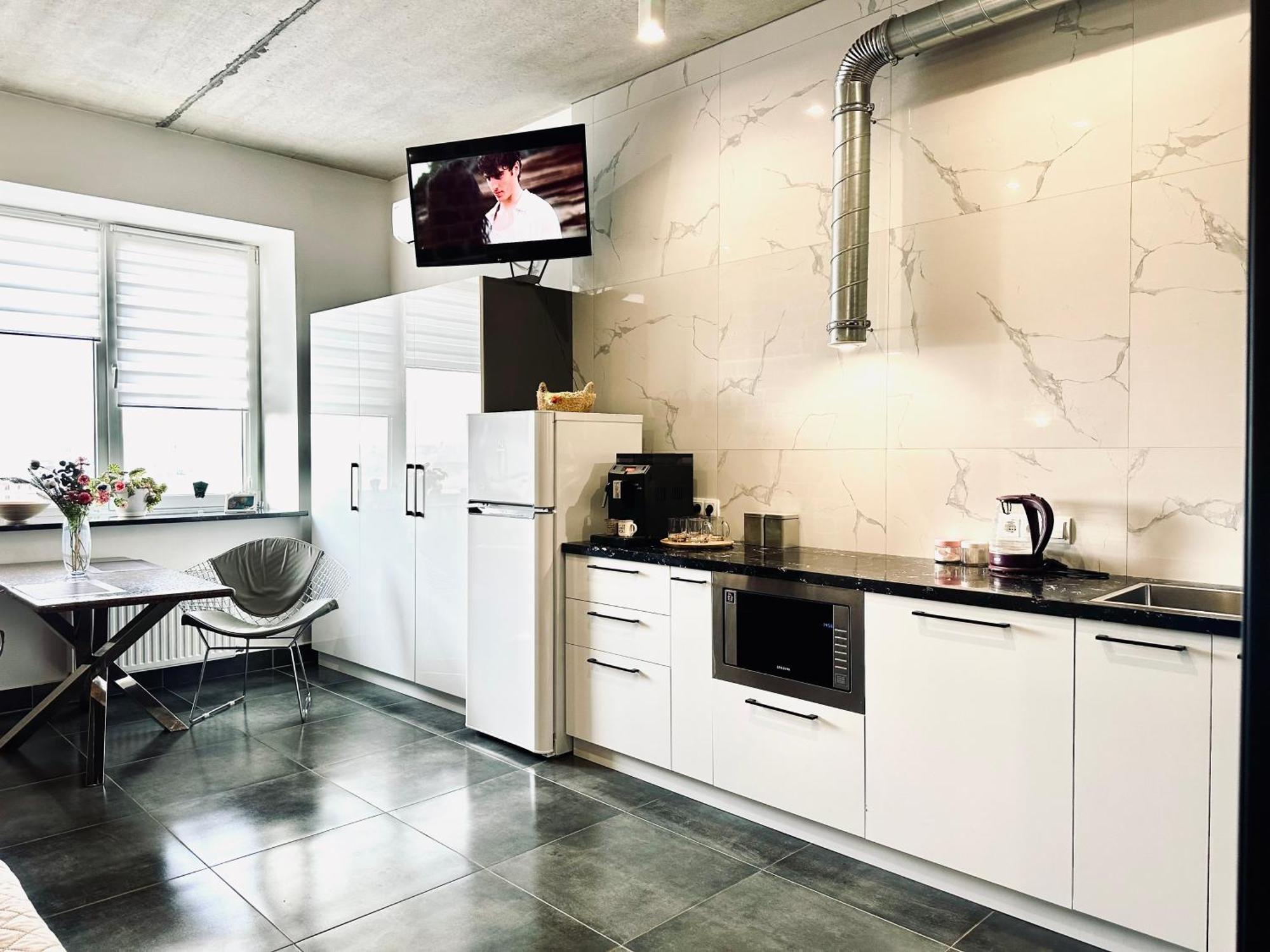 Modern Apartments With A Coffee Machine In The City Center, A View Of The City Rivne Extérieur photo