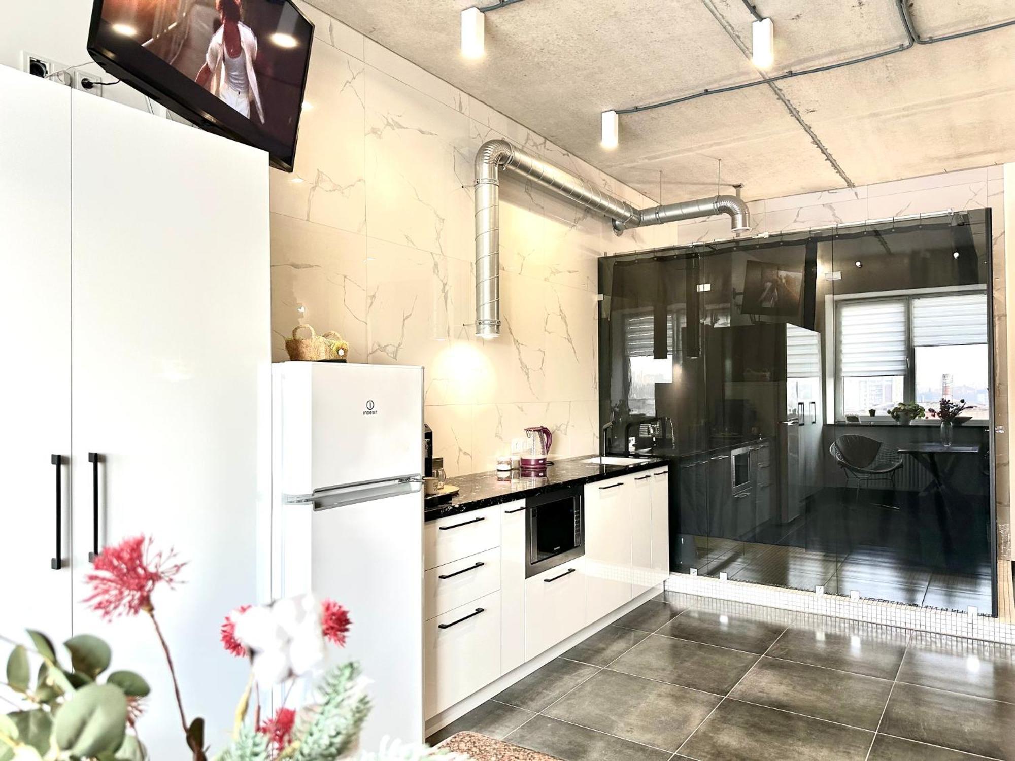 Modern Apartments With A Coffee Machine In The City Center, A View Of The City Rivne Extérieur photo